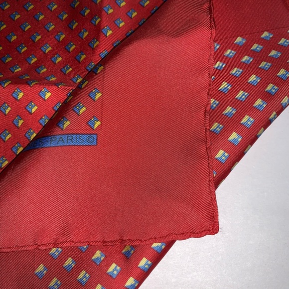 HERMÈS silk gavroche 3-D cube print MINT CONDITION - Picture 4 of 8